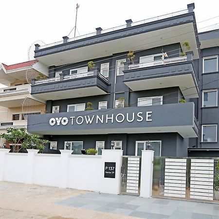 Oyo Townhouse 018 Medanta Hotel Gurgáon Kültér fotó